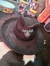 Load image into Gallery viewer, Custom Burned Felt Cowgirl Hat
